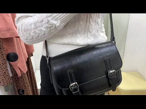 ❤️ Masturbasyon piblik nan jenn femèl FeralBerry ak yon gode nan sal la Fitting ☑ Videyo anal nan ht.muitohentai.ru ☑